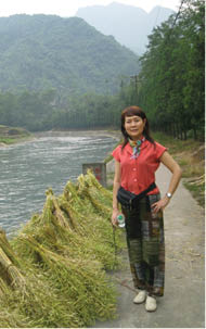 【作者簡介】﹕張良羽女士，獨立音樂人，原籍四川成都。當過知青，做過汽車修理工，擔任過中學英文教師兼班主任，1990年獲中國古琴藝術國際交流會頒發的代表證書。2001年移民美國。2010年6月畢業於AVC，獲自由藝術專科學位﹔2010年12月畢業於LACC，獲音樂專科學位﹔2014年6月畢業於UCLA，獲中文藝術學士學位。CSULB 亞洲研究碩士生。北美洛杉磯華文作家協會理事。著有《都江堰的歷史功臣張沅父子》(四川人民出版社2008年)。