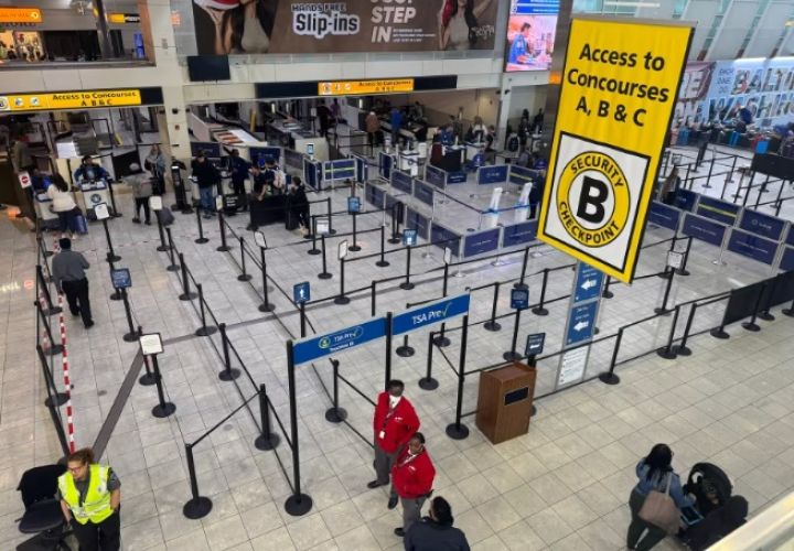 今天大多数TSA雇员收到薪资，机场安检时间大幅缩短
