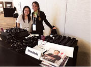 圖為月底在San Diego Convention Center舉辦的國際翻譯家年會會場，《華人》雜誌被擺放在華語展示臺上。左為本地專業翻譯師趙寶姍。