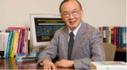 錢煦教授在工作室。