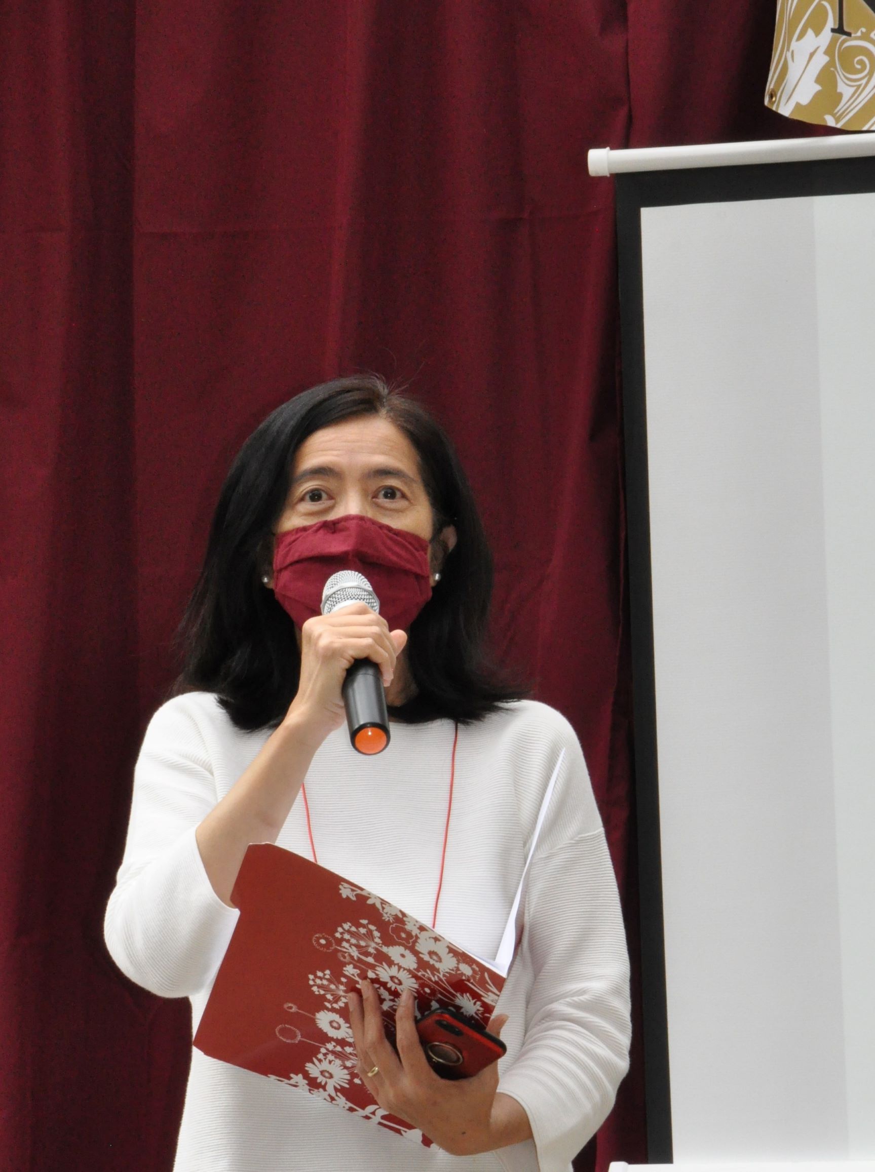 0243 邱秀莉校長 垂直