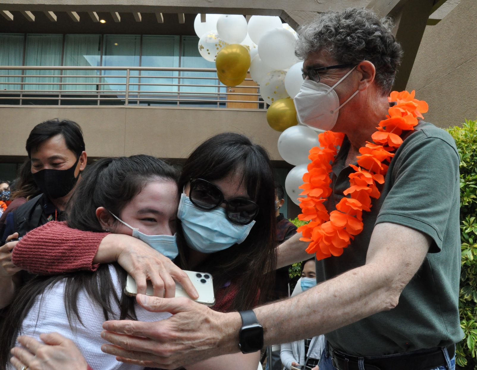 0440 畢業生献花給父母