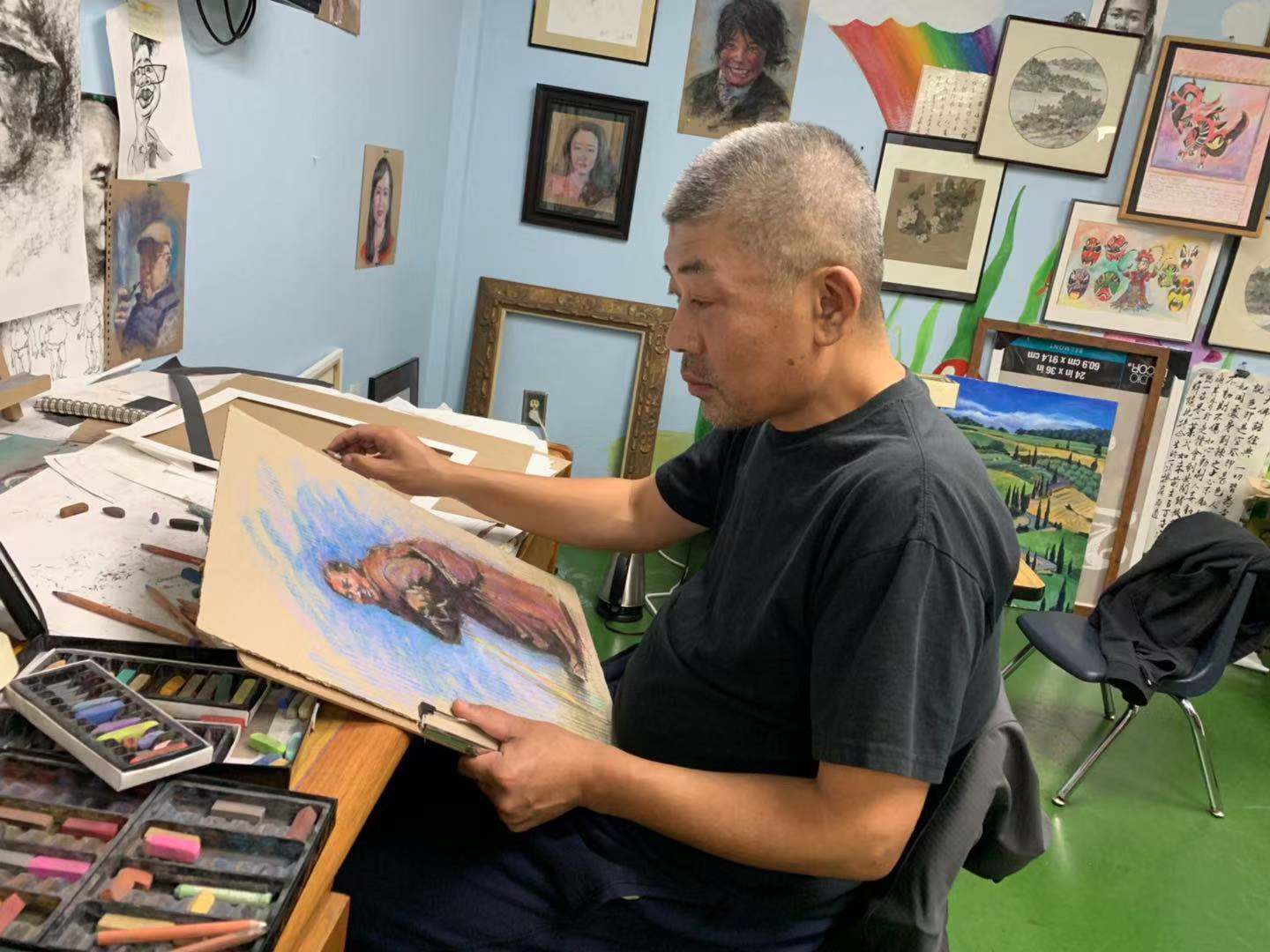 育才05 大勇老師全神貫注創作