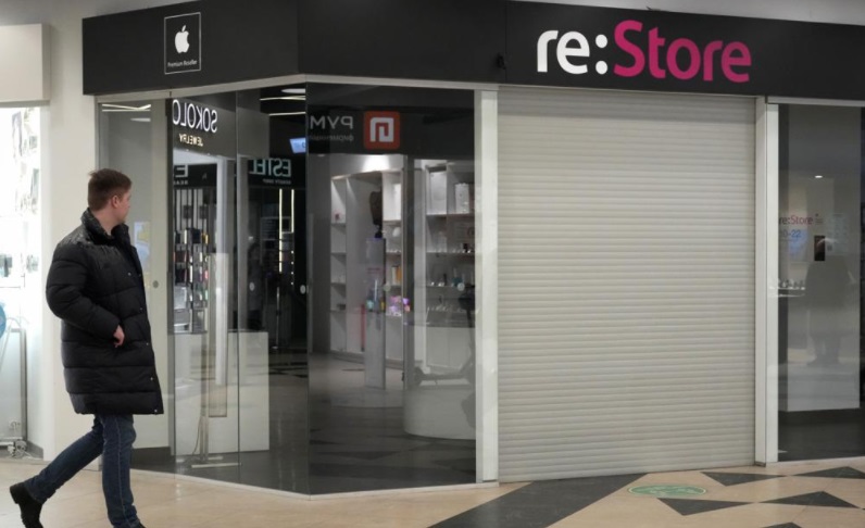 03 03 一名男子走过圣彼得堡一家购物中心的已经关闭的苹果经销商