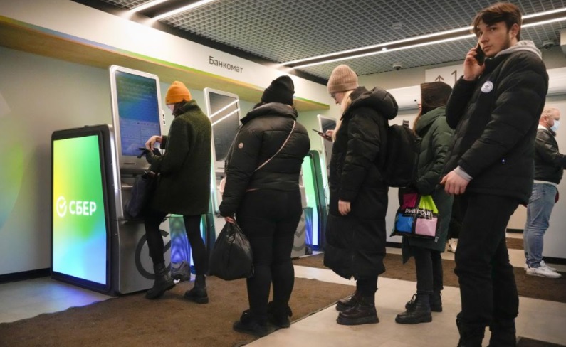 03 03 人们在ATM前排队取钱