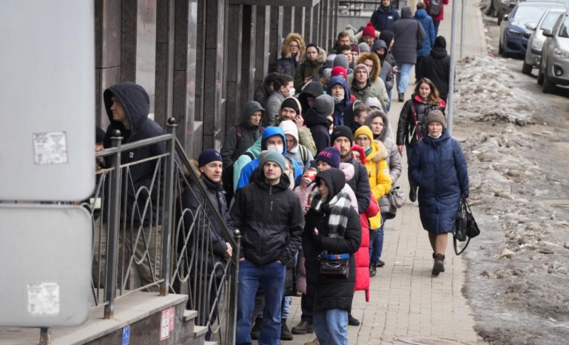 03 03 人们在银行前排队取美元和欧元