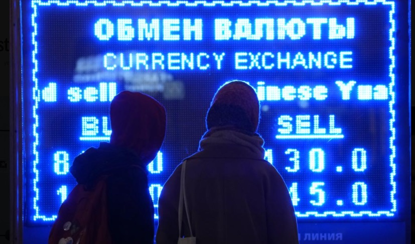 03 03 圣彼得堡一妇女在关注外汇汇率