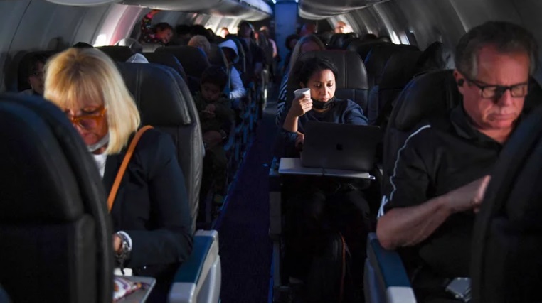 04 22 旅行风险 飞机上