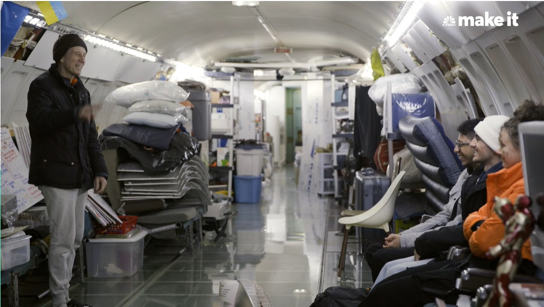 12 27 airplane house 参观者