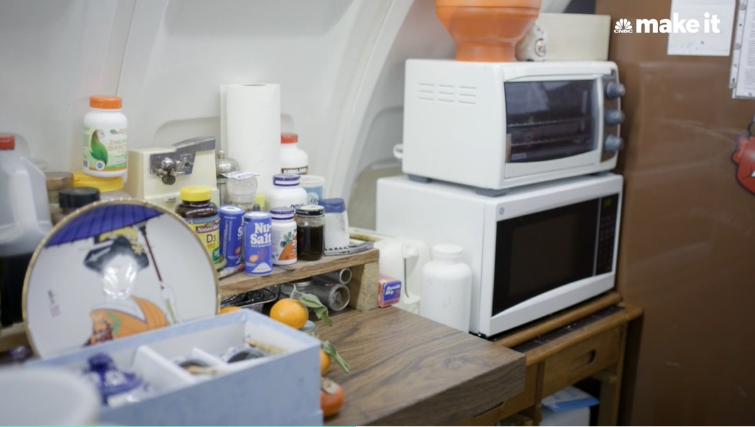 12 27 airplane house 微波炉