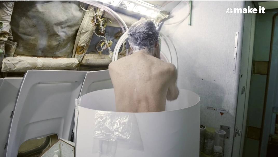 12 27 airplane house 淋浴室