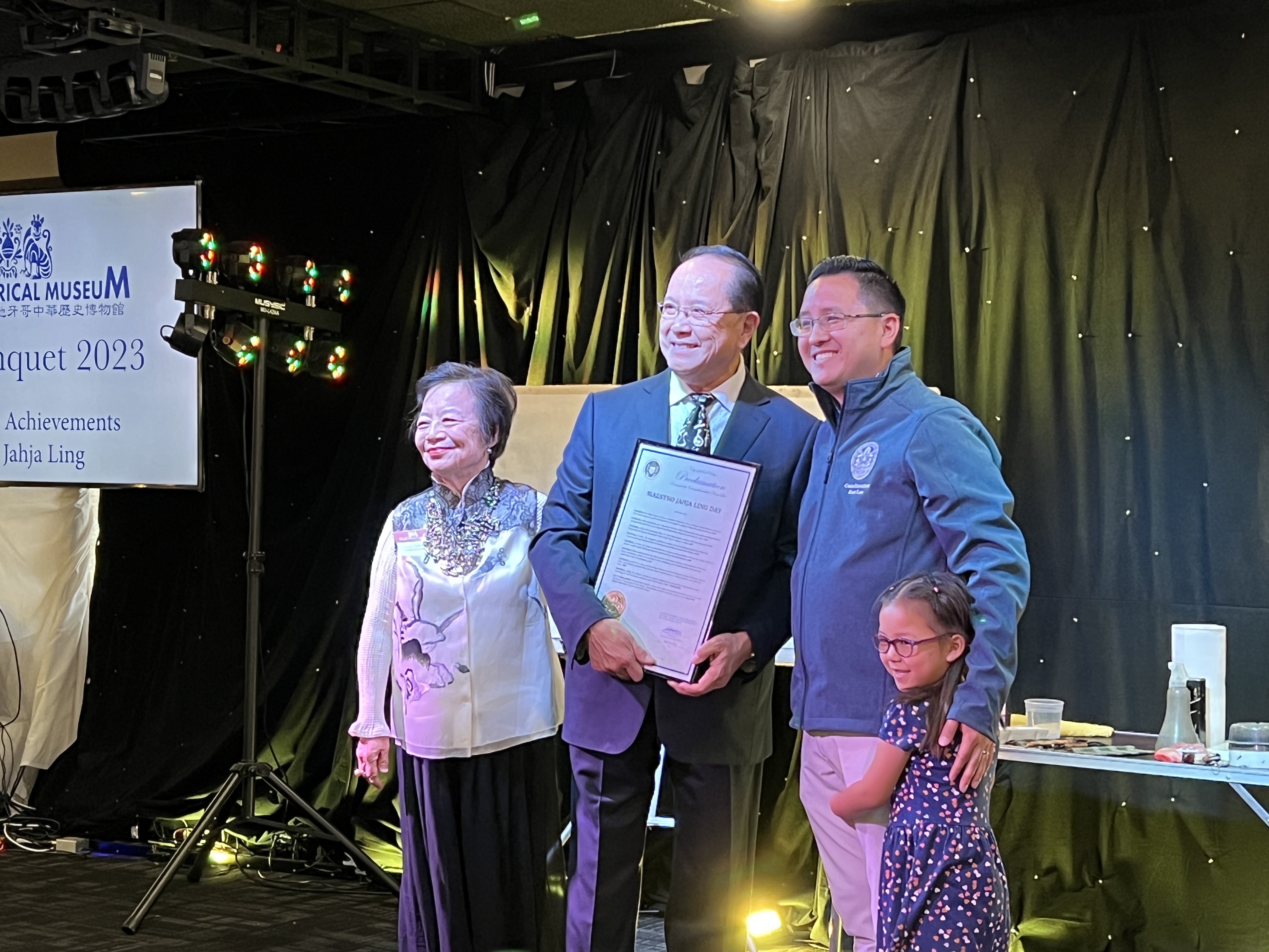 市议员Kent Lee向林大师颁奖