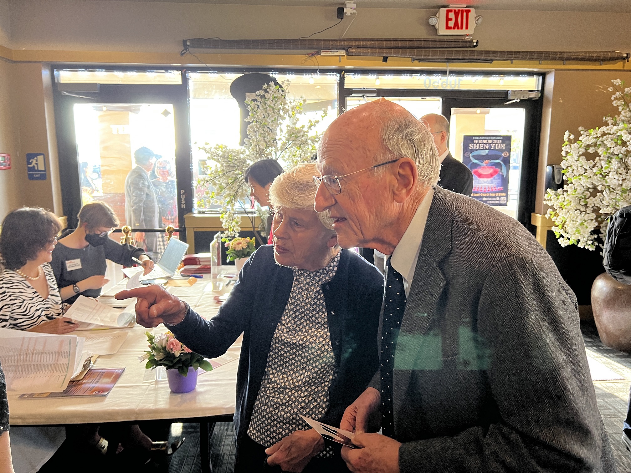 来宾们签到入场 S