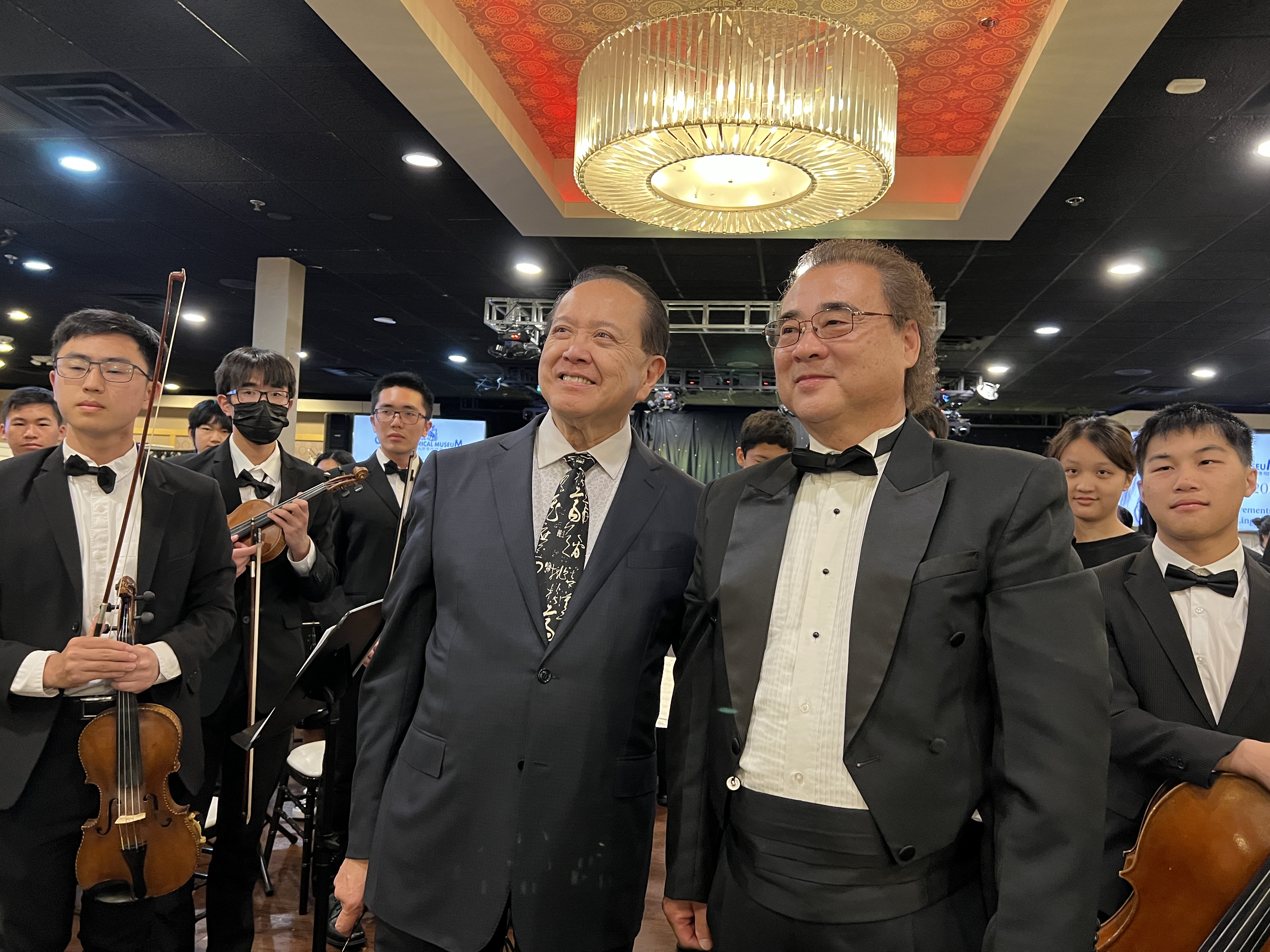 林大师与乐团指挥扬声合影