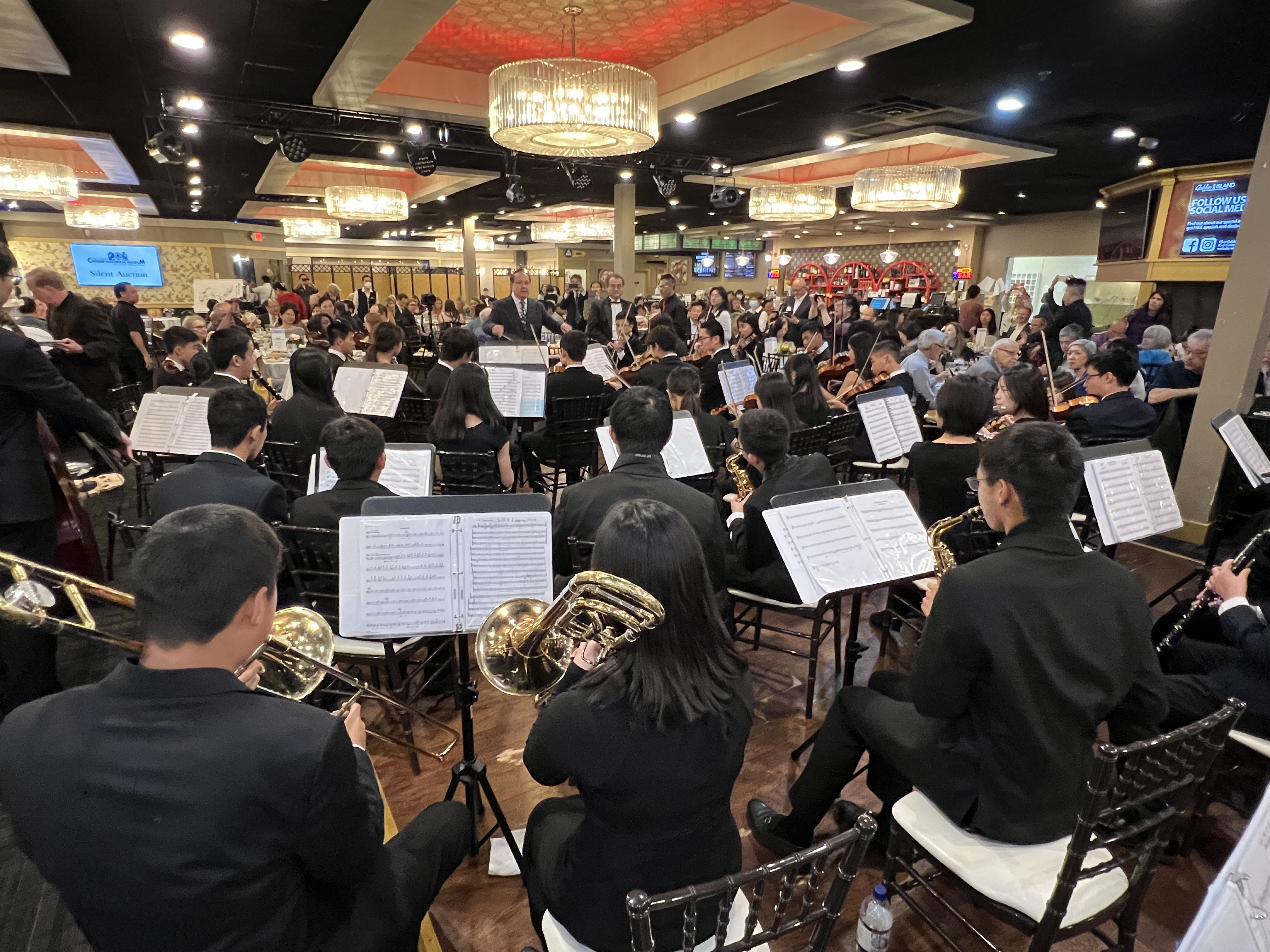 林大师为美华青少年交响乐团指挥