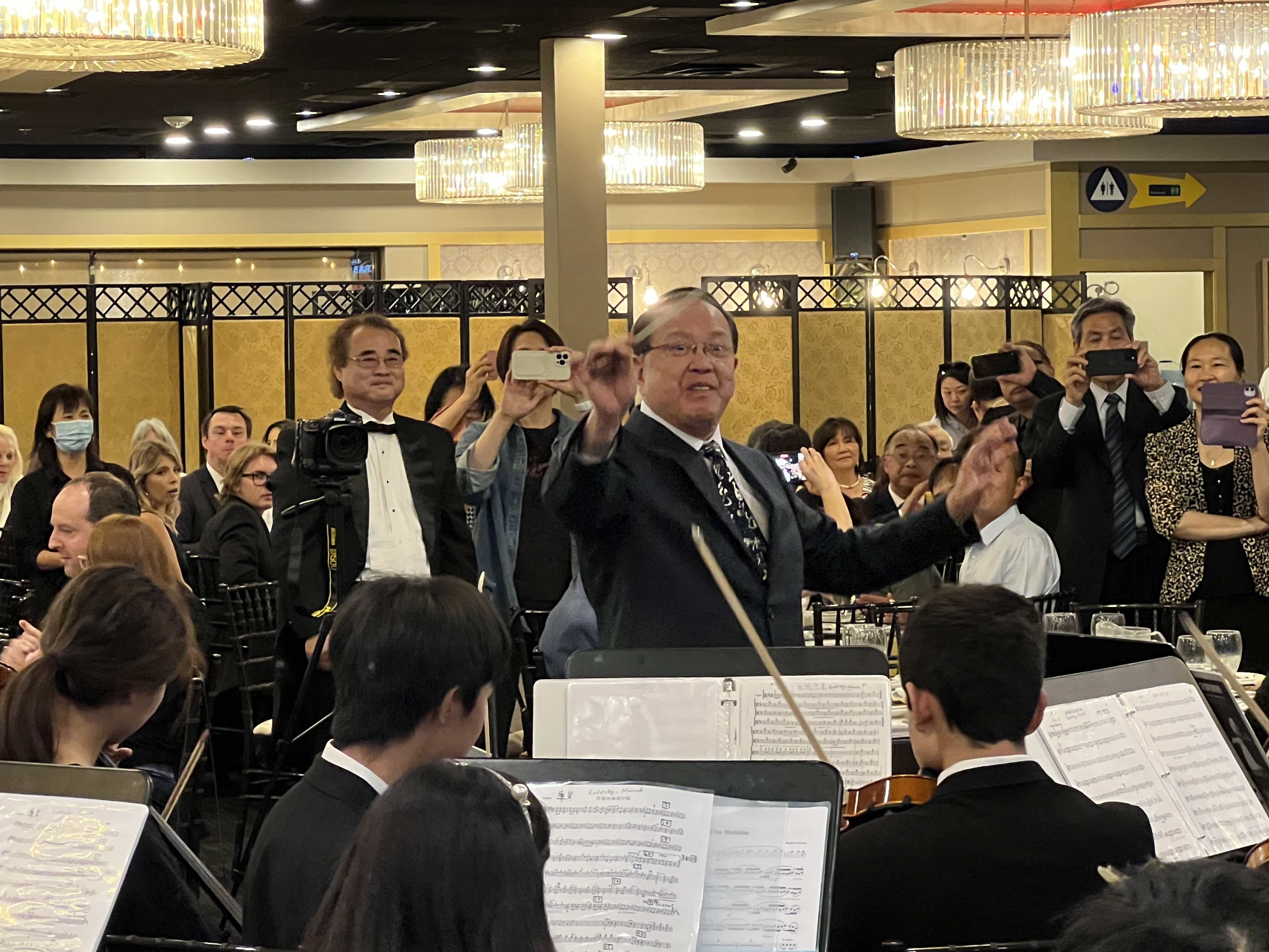 林大师为美华青少年交响乐团指挥2