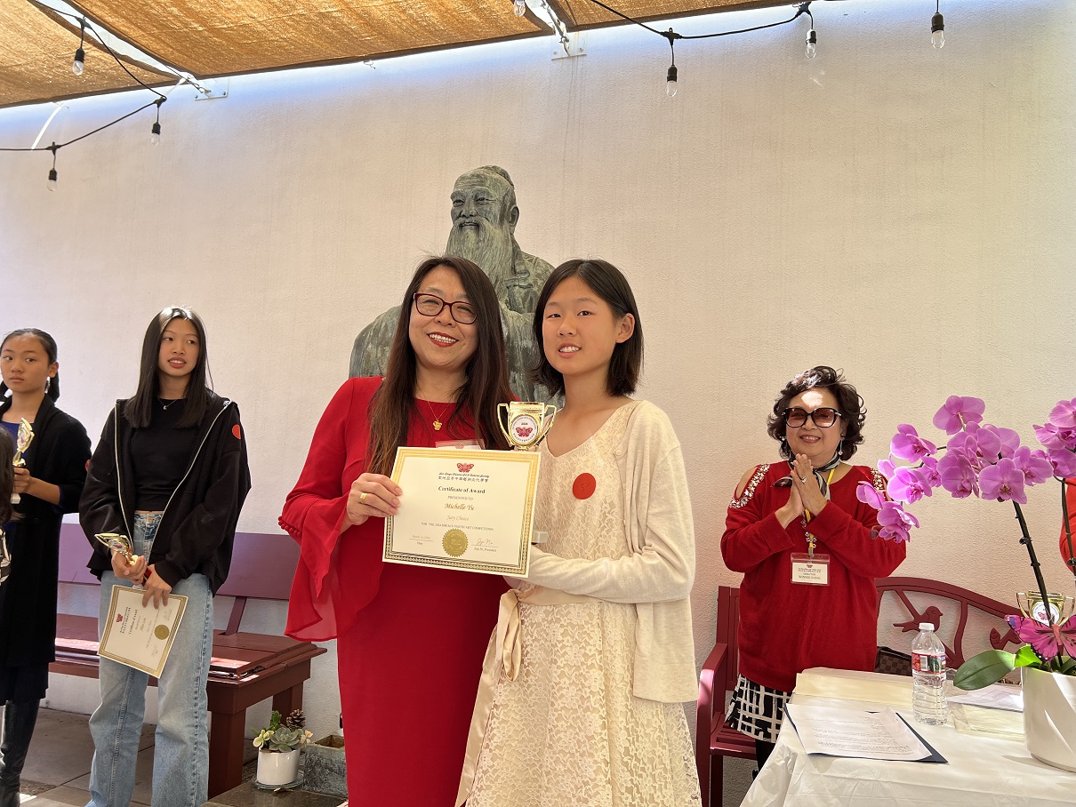 2024 03 17 育才中文學校校長于紅在颁奖