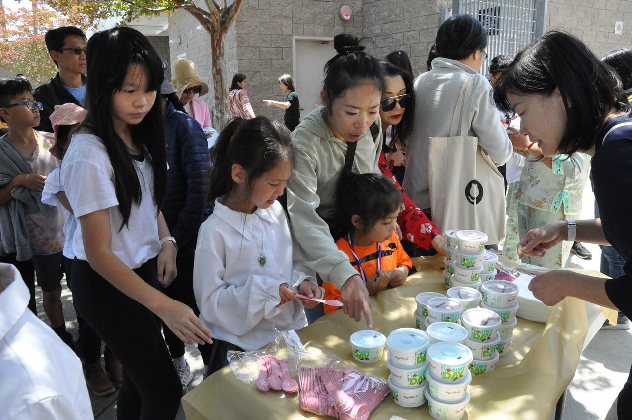 學生們領取Frozen Yogurt