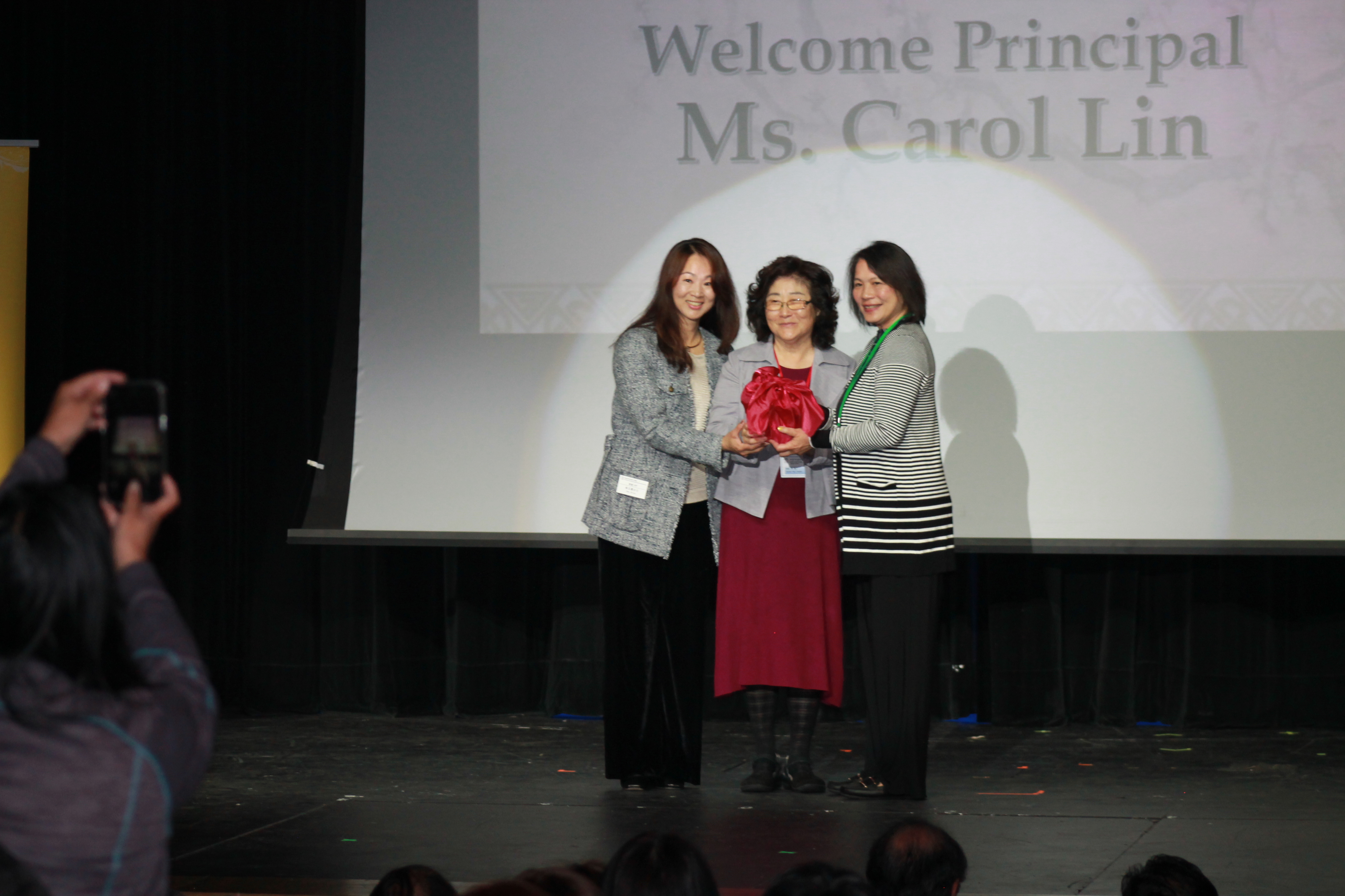 新舊校長交接 左一現任校長林玉惠 右一新任校長林玉惠