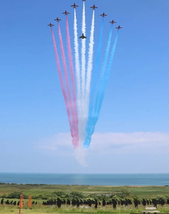 2024 06 06 纪念诺曼底登陆80周年 红箭战斗机与一架欧洲战斗机 EF 200 台风战斗机一起进行了飞行表演