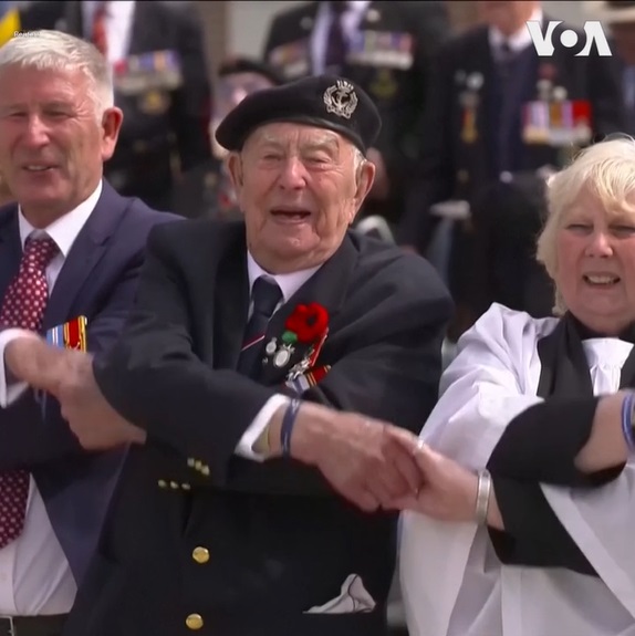 2024 06 06 纪念诺曼底登陆80周年 老兵齐唱友谊天长地久2