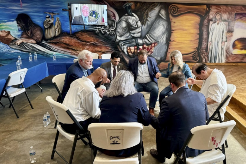 2024 10 17 得克萨斯州立法者在得克萨斯州利文斯顿的一所监狱会见罗伯特.罗伯森