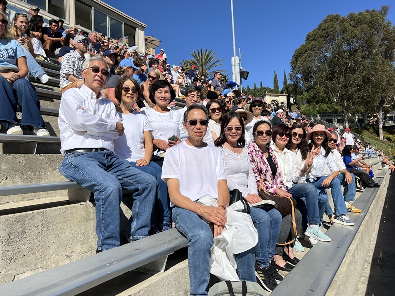 2024 10 21 华圣合唱团团员在球场