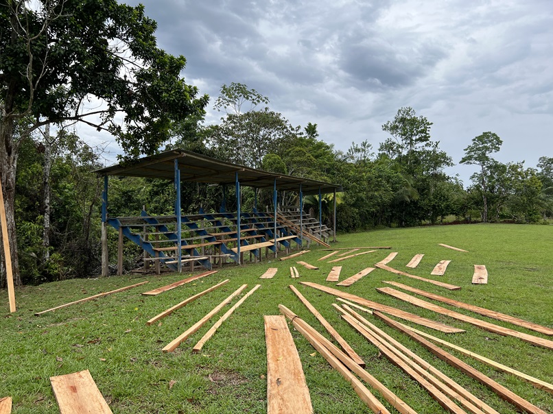 2024 11 07 村1足球场看台