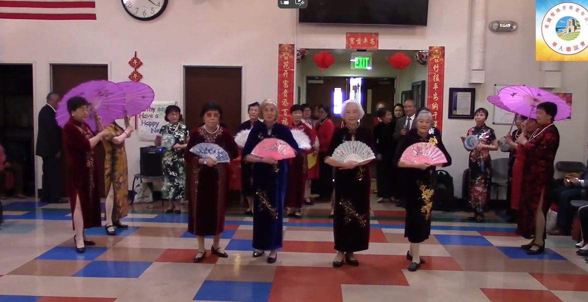 yu2025 01 23 6 老年公寓春节联欢会 演出 14 旗袍秀