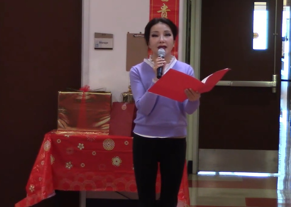 yu2025 01 23 6 老年公寓春节联欢会 演出 17 艾文 朗诵