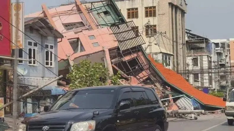 2025 03 28 缅甸曼德勒市内有民房倒塌