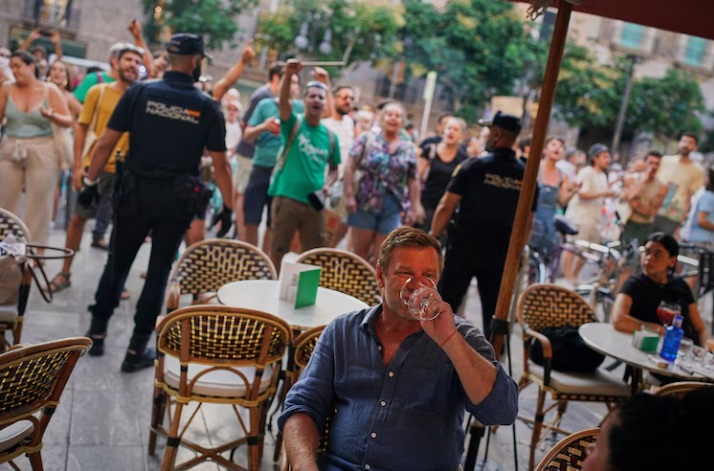 2026 06 16 在餐馆抗议游客