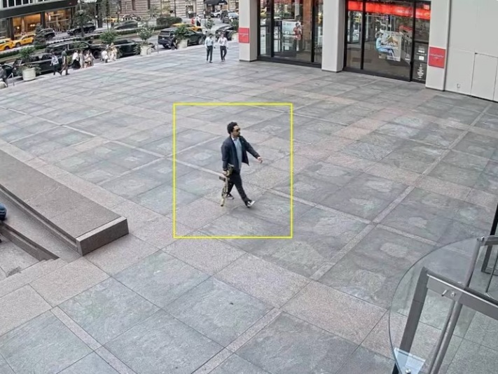 2025 07 29 嫌犯持枪走向大楼