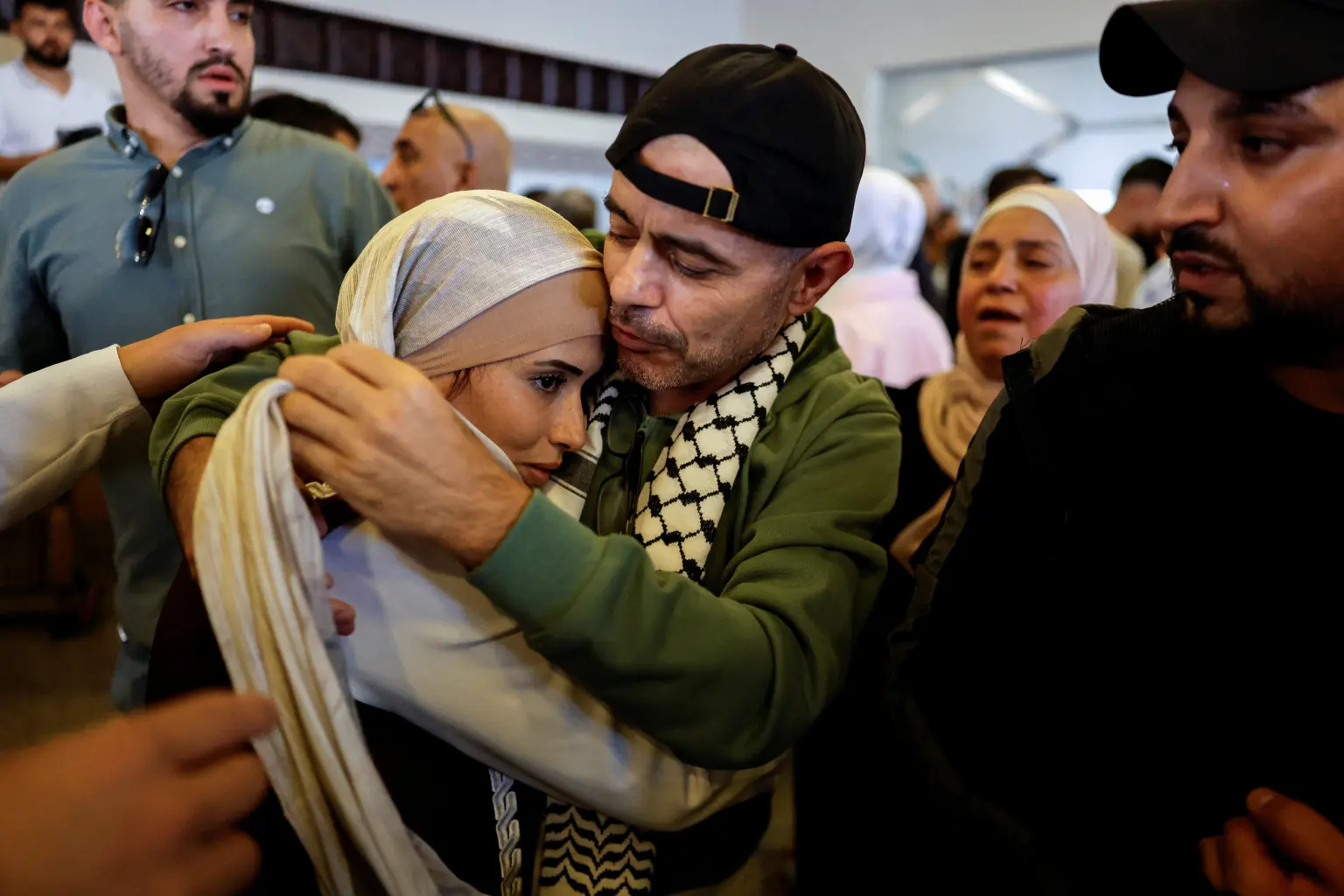 2025 10 13 释放的人质与妻子团聚