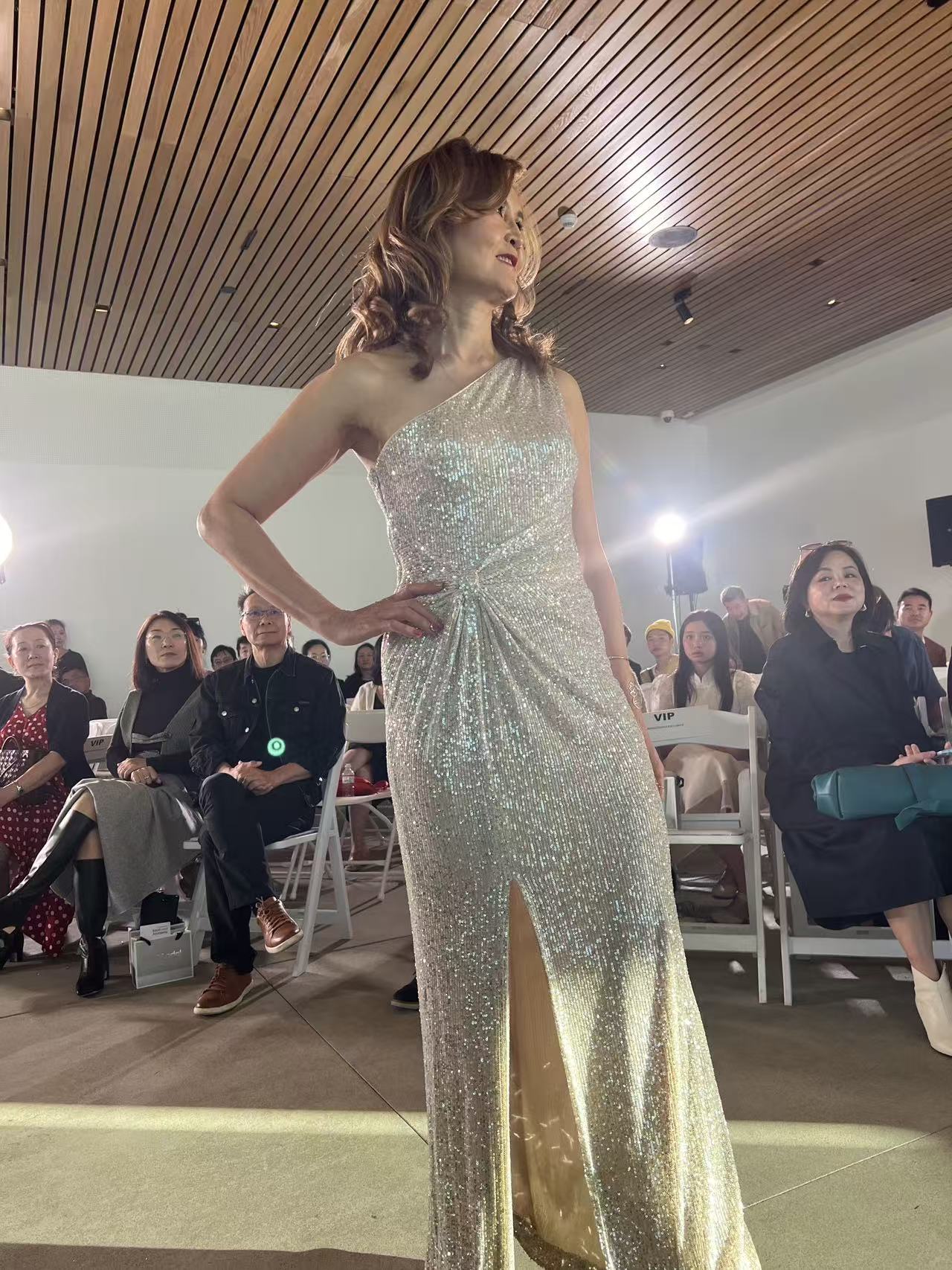 2025 12 08 时装秀 成人 1